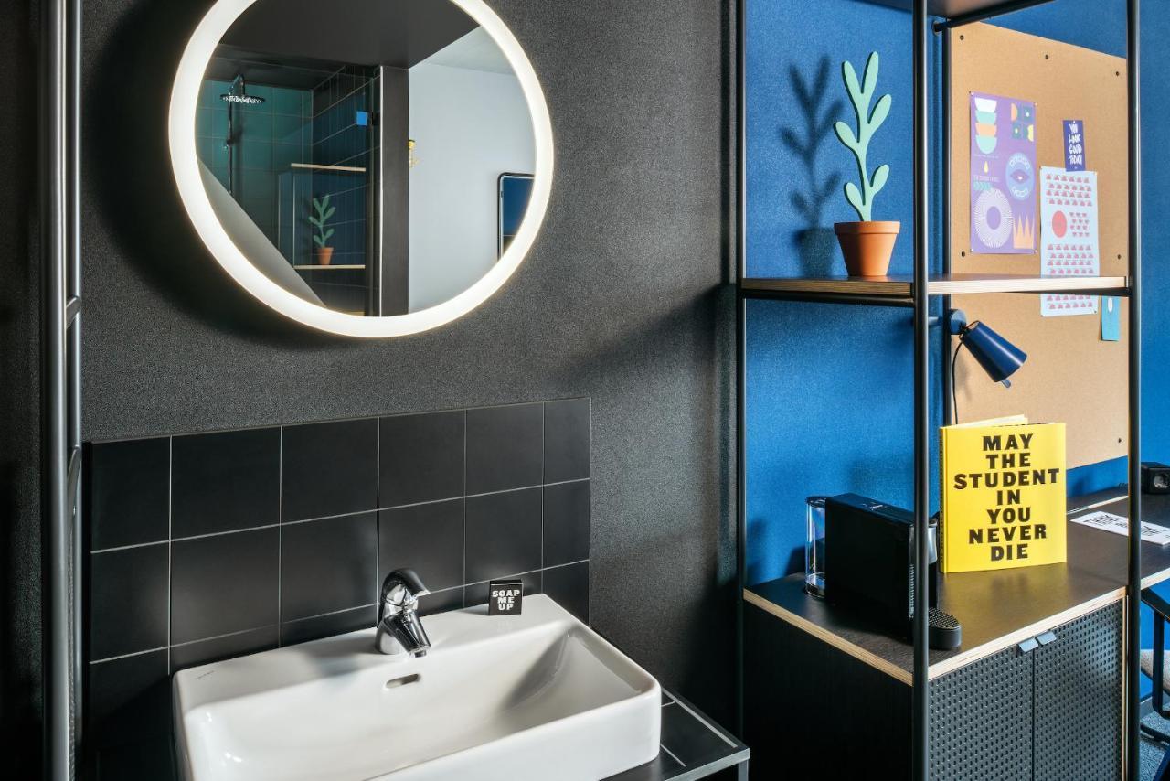 The Social Hub Vienna Hotel Cameră foto Bathroom in the room
